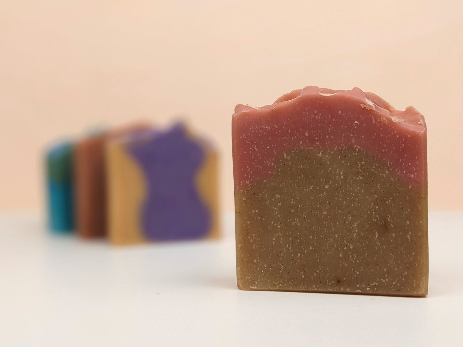 Savon nourrissant saponifié à froid – 10 % surgras – Fraise et citron vert