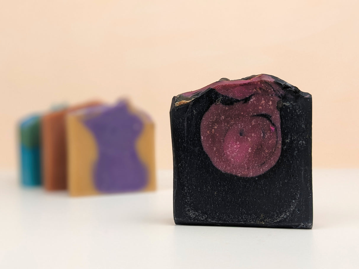 Savon nourrissant saponifié à froid – 10 % surgras – Dark K